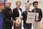 Fachhandelspreis 2015 Preisträgerin Evelin Lindner umrahmt von der deutschen Weinkönignigin, Monica Reule vom DWI und Chefredakteur Werner Engelhard